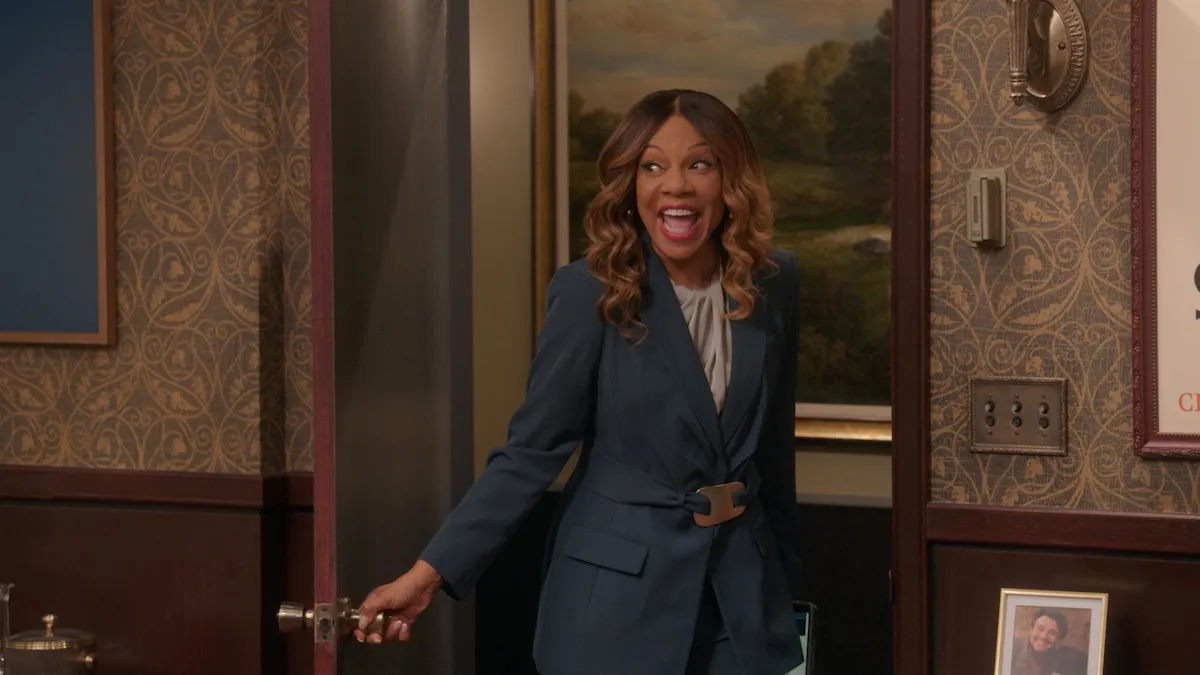 Wendy Raquel Robinson opening a door in 'The Varnell Hill Show'
