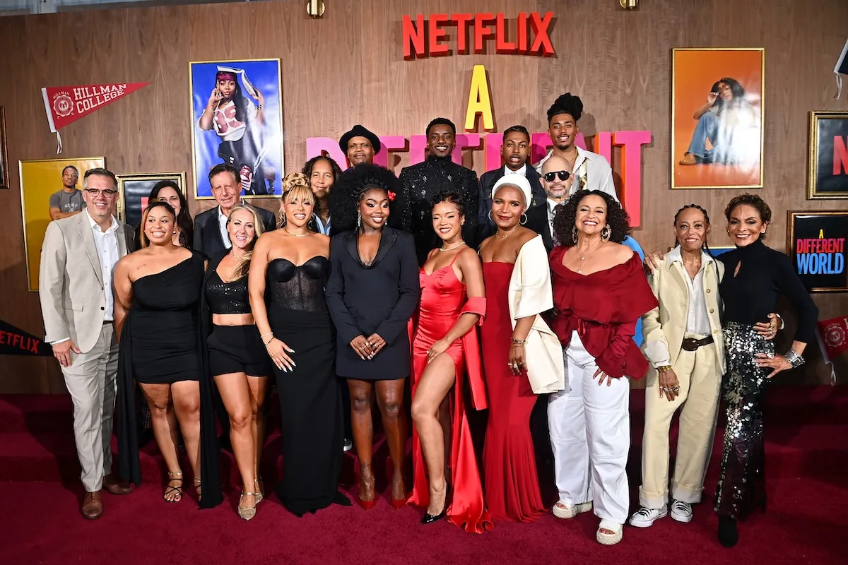 The cast of 'A Different World' poses for a group photo at the premiere