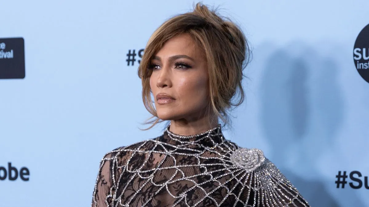 Jennifer Lopez Lookalike’s Mugshot Leaves Critics Stunned as Minnesota Woman Arrested for Battery Theft Bears Striking Resemblance to the Star