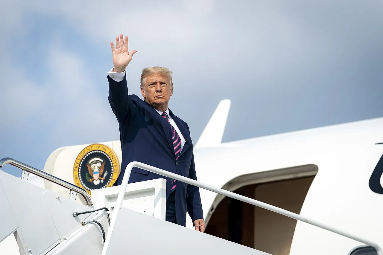 Trump waving from door of air force one