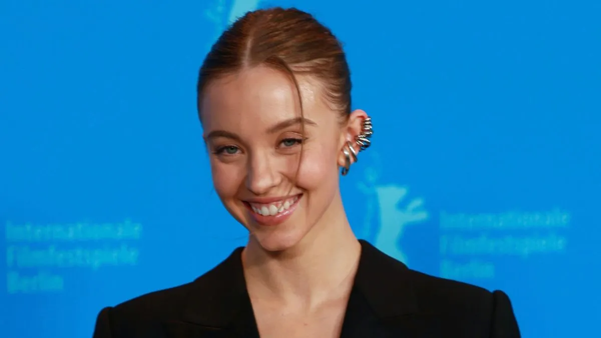 Sydney Sweeney gives a nod to her boyfriend. (Image Credit: Elena Ternovaja, CC BY-SA 3.0, via Wikimedia Commons)