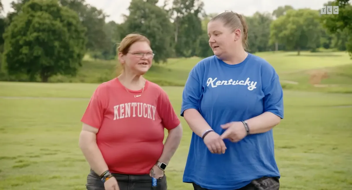 Tammy and Andrea wearing Kentucky t-shirts in '1000-lb Sisters'