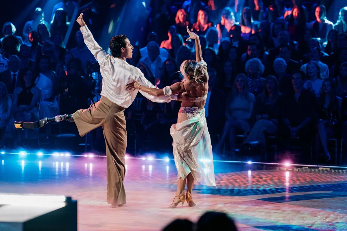 The ballroom turns up the star power as the 12 remaining couples take on “Mariah Carey Night,” with the celebrities and their pro partners dancing to the iconic songs from the legendary singer-songwriter.