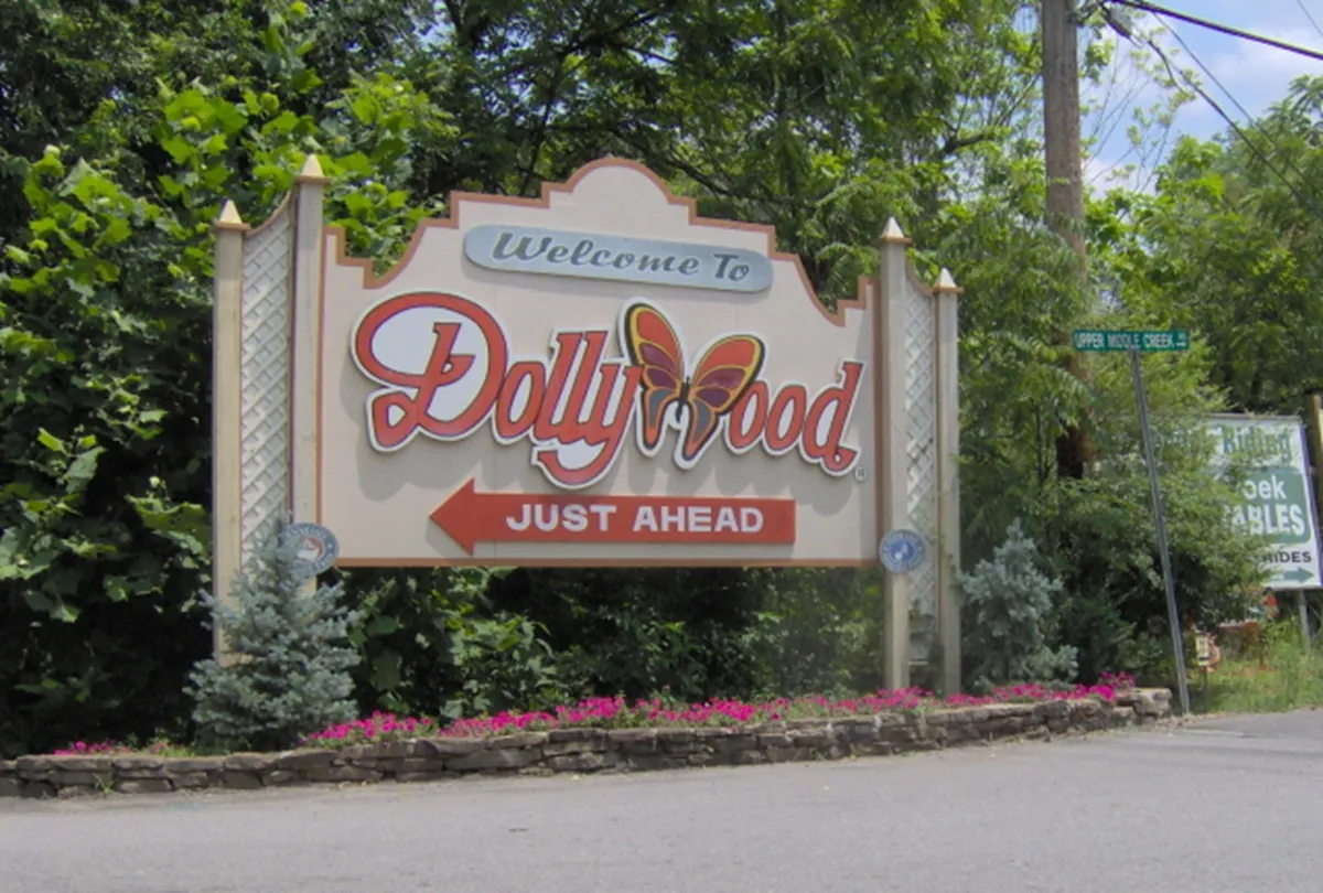 Entrance sign for Dollywood