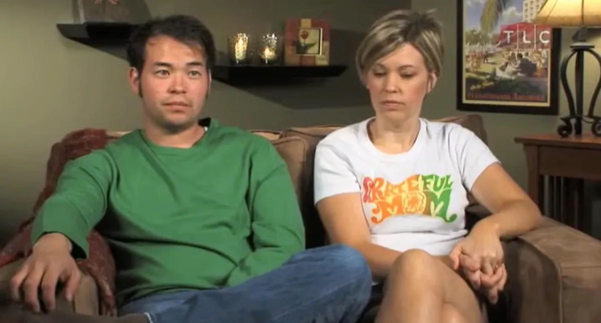 Screenshot of Jon Gosselin, in a green shirt, and Kate Gosselin, in a 'grateful mom' t-shirt in 'Jon & Kate Plus 8'